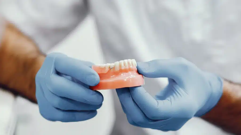 Prótesis dentales tipo removibles en clínica cenn.