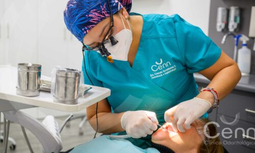 Consuelo Norambuena, periodoncista U. de Chile, haciendo un tratamiento de periodoncia compleja