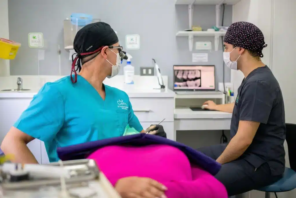 sesión clínica de tratamiento odontológico en Clínica Cenn.