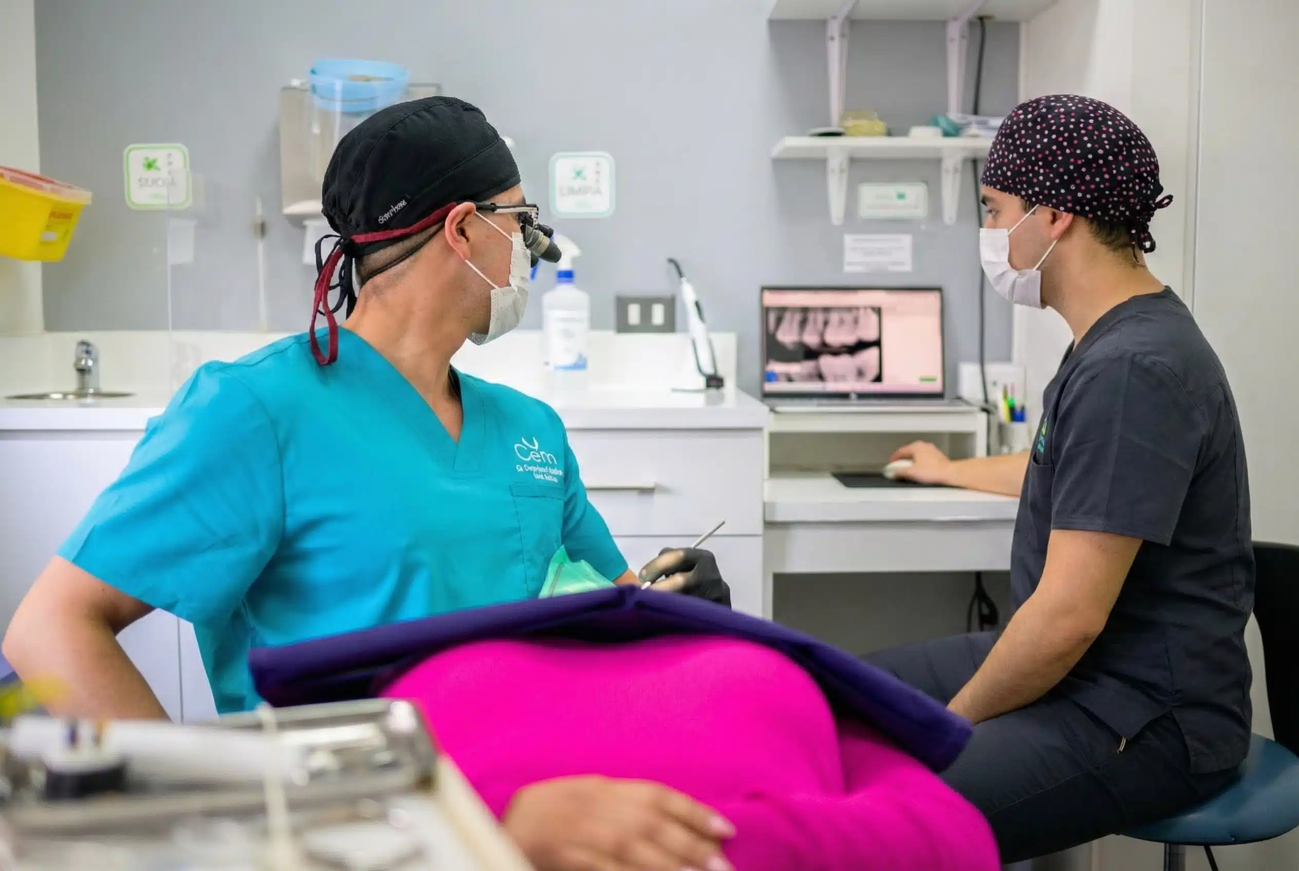 tratamientos-odontologicos-cenn sesión clínica de tratamiento odontológico en Clínica Cenn.